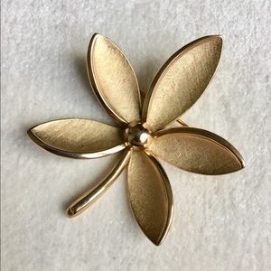 Vintage Crown Trifari Gold Brushed Leaf Brooch Pin